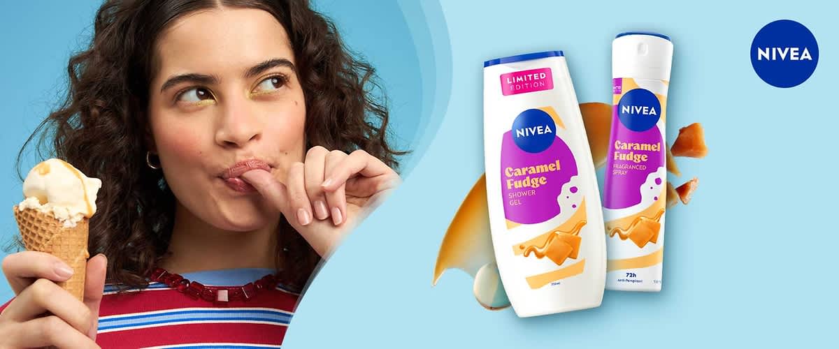 Zwei NIVEA-Produkte vor hellblauem Hintergrund: links eine weiße Duschgel-Flasche mit lila Etikett und Aufschrift „Caramel Fudge Shower Gel“ sowie „Limited Edition“, rechts ein weißes Körperspray mit lila Etikett und Aufschrift „Caramel Fudge fragranced spray 72h“, Karamell-Stückchen als Dekorationsmotiv und NIVEA-Logo oben rechts