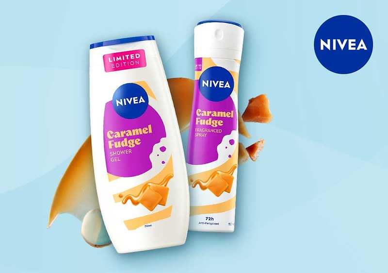 Zwei NIVEA-Produkte vor hellblauem Hintergrund: links eine weiße Duschgel-Flasche mit lila Etikett und Aufschrift „Caramel Fudge Shower Gel“ sowie „Limited Edition“, rechts ein weißes Körperspray mit lila Etikett und Aufschrift „Caramel Fudge fragranced spray 72h“, Karamell-Stückchen als Dekorationsmotiv und NIVEA-Logo oben rechts