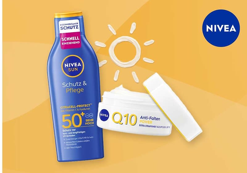 Zwei Nivea-Produkte vor gelbem Hintergrund: links eine blaue Sonnenschutz-Lotion „NIVEA SUN Schutz & Pflege LSF 50+“, rechts ein geöffnetes weißes Cremetiegel mit Aufschrift „NIVEA Q10 Anti-Falten“ und weißer Creme im Inneren, oben rechts Nivea-Logo