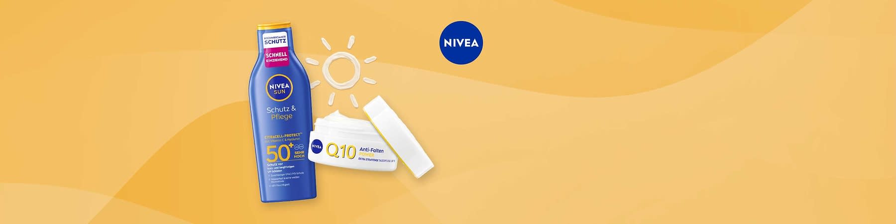 Zwei Nivea-Produkte vor gelbem Hintergrund: links eine blaue Sonnenschutz-Lotion „NIVEA SUN Schutz & Pflege LSF 50+“, rechts ein geöffnetes weißes Cremetiegel mit Aufschrift „NIVEA Q10 Anti-Falten“ und weißer Creme im Inneren, oben rechts Nivea-Logo