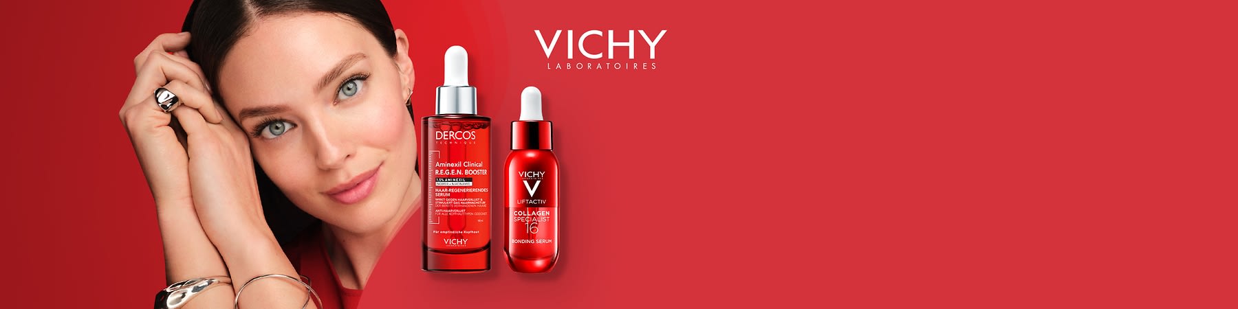 Porträt einer Frau mit geschminktem Gesicht und geschlossenen Händen neben zwei roten Vichy-Serumfläschchen; links Produkt „Dercos Aminexil Clinical R.E.G.E.N. Booster“, rechts „Vichy Liftactiv Collagen Specialist 16 Bonding Serum“, oben rechts Schriftzug „VICHY LABORATOIRES“
