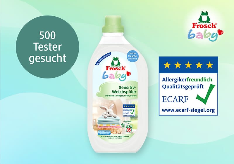 Flasche Frosch baby Sensitiv-Weichspüler mit grünem Verschluss, Etikett mit Frosch-Logo, Text „Sensitiv-Weichspüler“ und Bild eines Stoffhasen auf gefalteter Babykleidung; links Kreis mit Text „500 Tester gesucht“, rechts ECARF-Siegel mit fünf Sternen und Text „Allergikerfreundlich Qualitätsgeprüft“