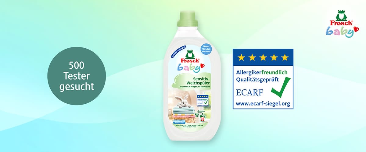 Flasche Frosch baby Sensitiv-Weichspüler mit grünem Verschluss, Etikett mit Frosch-Logo, Text „Sensitiv-Weichspüler“ und Bild eines Stoffhasen auf gefalteter Babykleidung; links Kreis mit Text „500 Tester gesucht“, rechts ECARF-Siegel mit fünf Sternen und Text „Allergikerfreundlich Qualitätsgeprüft“
