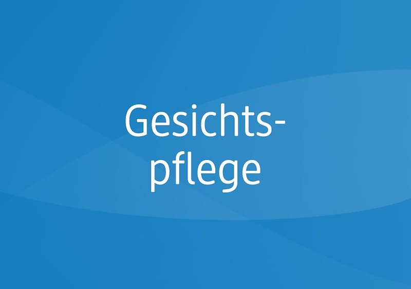 Das Wort "Gesichtspflege" vor blauem Grund