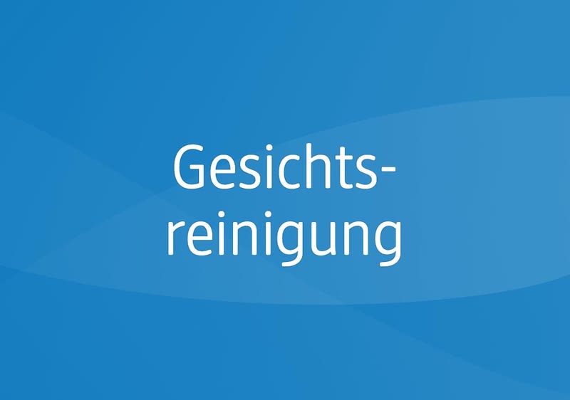 Das Wort "Gesichtsreinigung" vor blauem Grund