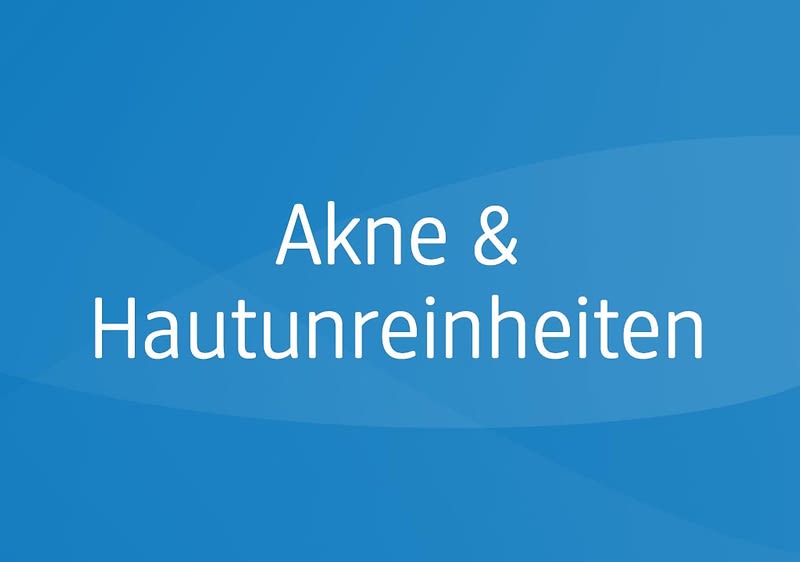 Das Wort "Akne & Hautunreinheiten" vor blauem Grund