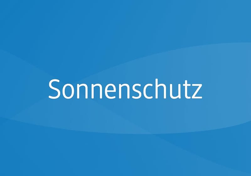 Das Wort "Sonnenschutz" vor blauem Grund