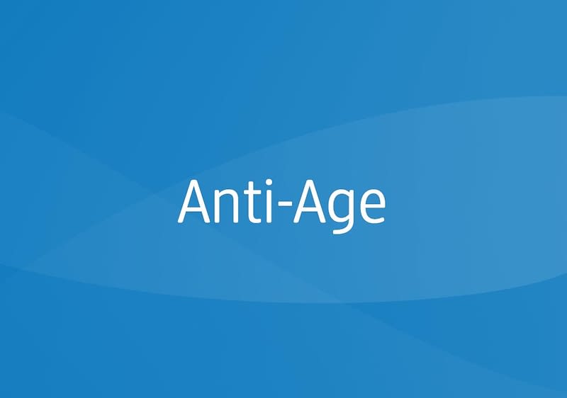 Das Wort "Anti-Age" vor blauem Grund