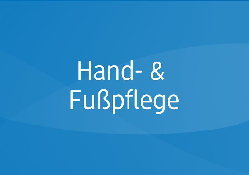 Blauer Hintergrund mit weißem Text „Hand- & Fußpflege“
