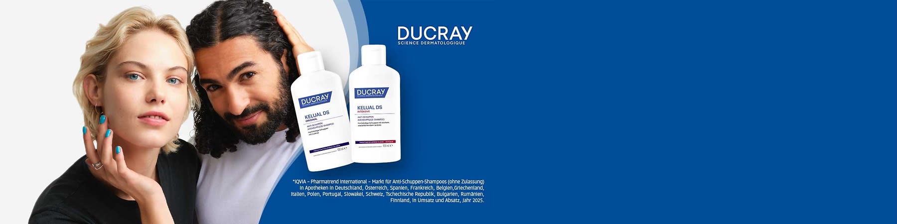 Zwei weiße Ducray Kelual DS Anti-Schuppen-Shampoo-Flaschen mit blauer Marke und Produktbezeichnung vor blauem Hintergrund, rechts oben Ducray-Logo, unten wird folgender Sternchentext aufgelöst: IQVIA – Pharmatrend Intenational – Anti-Schuppen-Shampoos (ohne Zulassung) in Apotheken in Deutschland, Österreich, Spanien, Frankreich, Belgien, Griechenland, Italien, Polen, Portugal, Slowakei, Schweiz. Tschechien, Bulgarien, in Umsatz im Jahr 2025.