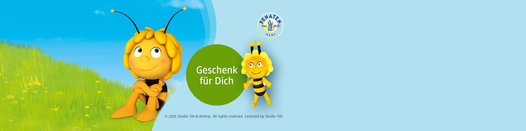gelbe Bienen-Figur rechts als Plüschtier mit schwarzen Streifen und Antennen, links gezeichnete fröhliche Biene im Sitzen vor blauem Himmel, mittig grüner Kreis mit weißem Text „Geschenk für Dich“, oben rechts Penaten-Logo