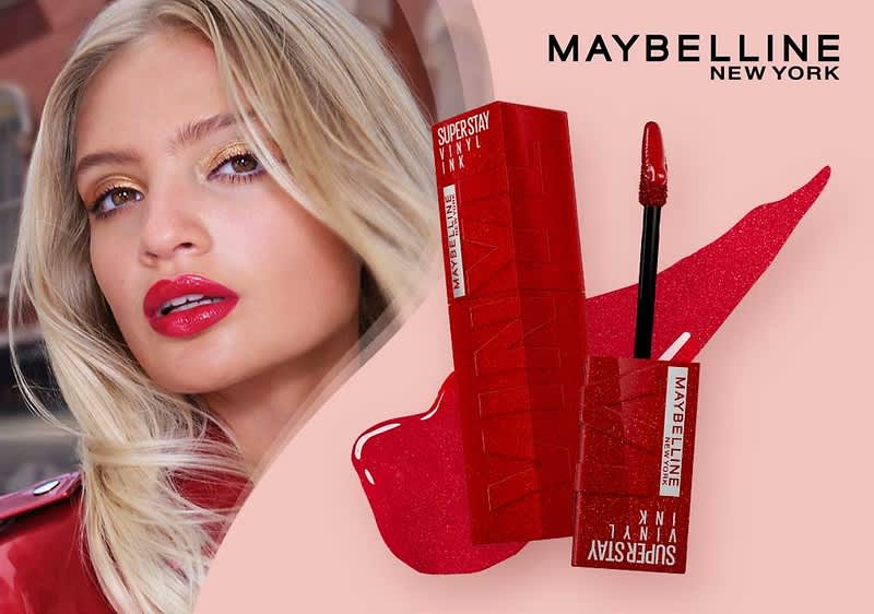 Porträt einer blonden Frau mit rotem Lippenstift links und rechts davon Produktabbildung einer roten Maybelline SuperStay Vinyl Ink Flüssiglippe mit Applikator, rotem Farbklecks und Schriftzug „MAYBELLINE NEW YORK“