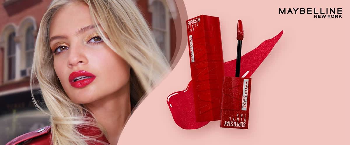 Porträt einer blonden Frau mit rotem Lippenstift links und rechts davon Produktabbildung einer roten Maybelline SuperStay Vinyl Ink Flüssiglippe mit Applikator, rotem Farbklecks und Schriftzug „MAYBELLINE NEW YORK“