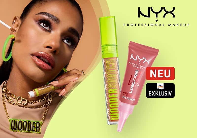 Porträt einer Frau mit make-up und grünen Creolen links, rechts zwei NYX-Produktverpackungen: grüne Tube mit Aufschrift „WONDER“ und rosa Tuben-Applikator mit Aufschrift „NYX Professional Makeup LIP + CHEEK EYE PIGMENT“ sowie rotem Badge „Neu Exklusiv“
