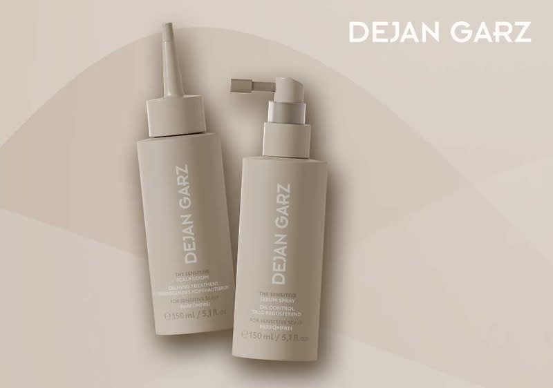 Zwei beige Pumpspender-Flaschen der Marke DEJAN GARZ mit aufgedrucktem Markennamen und Inhaltangabe 150 ml auf hellem beigem Hintergrund