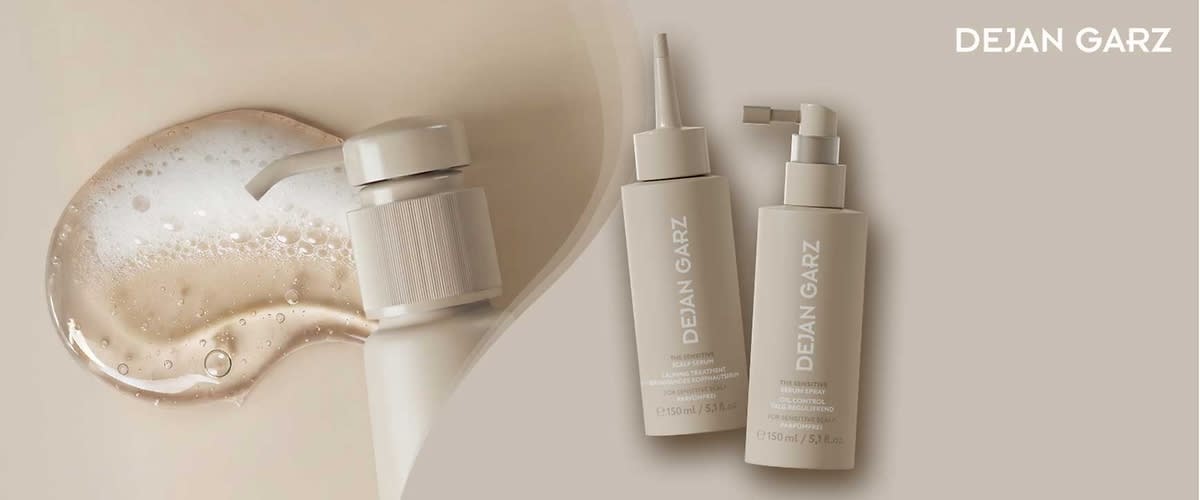 Zwei beige Pumpspender-Flaschen der Marke DEJAN GARZ mit aufgedrucktem Markennamen und Inhaltangabe 150 ml auf hellem beigem Hintergrund