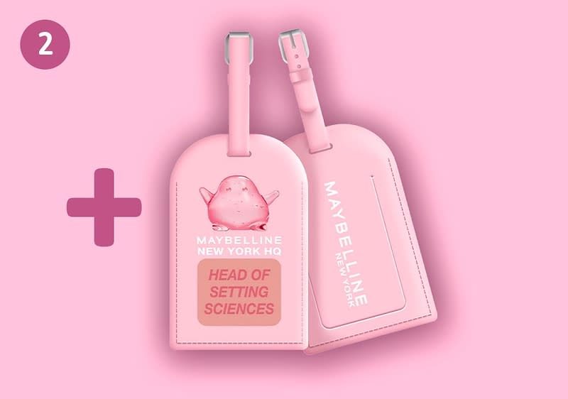 zwei rosa Gepäckanhänger mit Riemen, auf dem vorderen Aufdruck „MAYBELLINE NEW YORK HQ“ und „HEAD OF SETTING SCIENCES“, im Hintergrund ein plus-Zeichen und oben links eine rosa Kreiszahl „2“