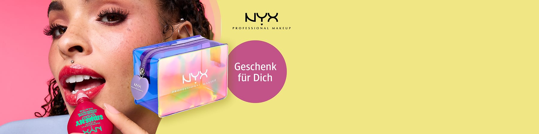 junge Frau mit Make-up hält rote Lippenpflege, daneben transparente, irisierende NYX-Kosmetiktasche und runder rosa Kreis mit weißem Text „Geschenk für Dich“, oben rechts NYX Professional Makeup-Logo