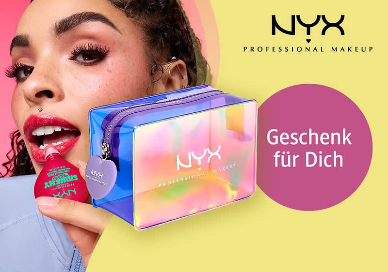 Frau trägt roten Lippenstift, daneben holografische NYX Kulturtasche mit Anhänger und runder violetter Kreis mit weißem Text „Geschenk für Dich“, oben rechts NYX Professional Makeup-Logo