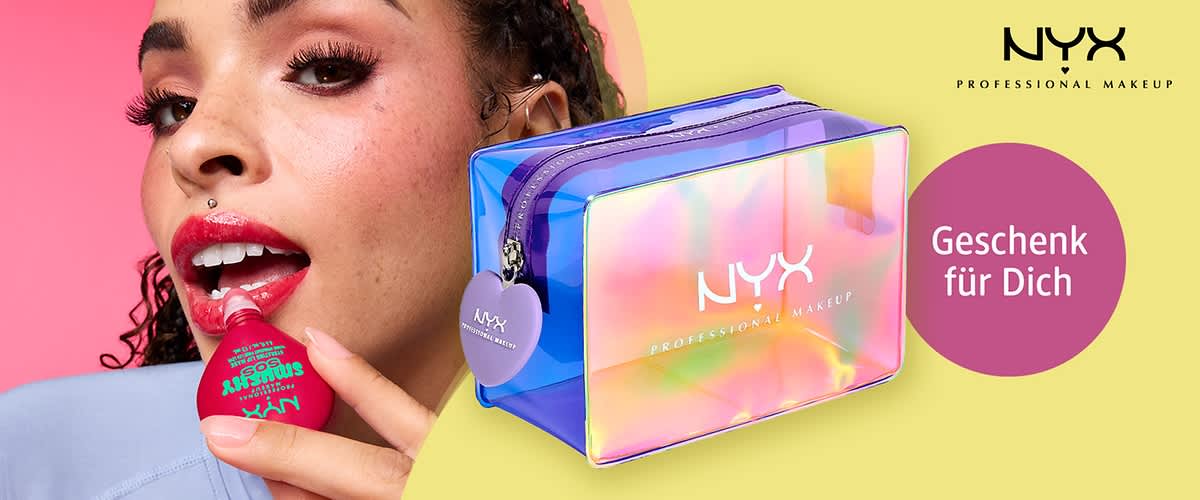 Frau trägt roten Lippenstift, daneben holografische NYX Kulturtasche mit Anhänger und runder violetter Kreis mit weißem Text „Geschenk für Dich“, oben rechts NYX Professional Makeup-Logo