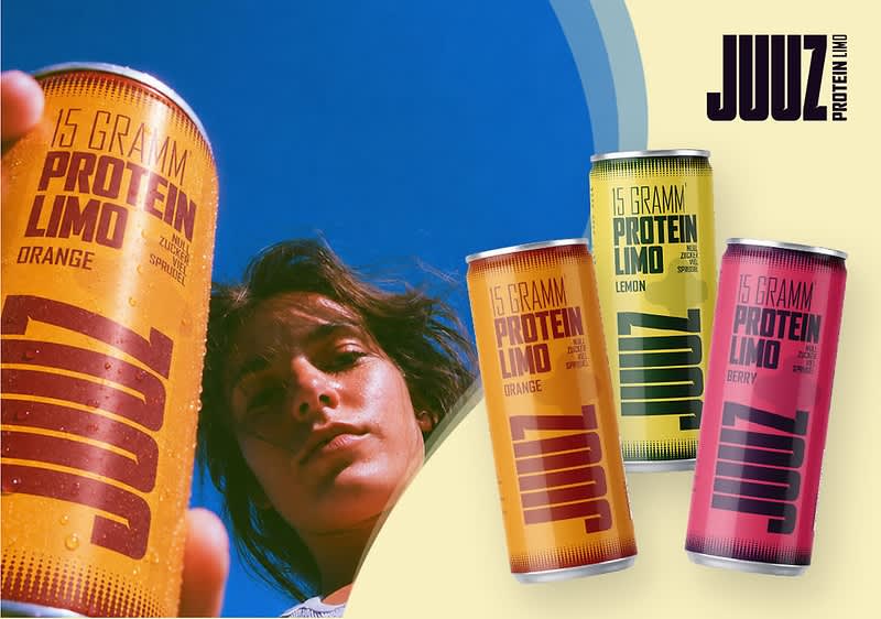 Junge Person hält eine orangefarbene Dose mit der Aufschrift „15 GRAMM PROTEIN LIMO ORANGE“, daneben drei weitere Dosen in Gelb, Orange und Pink mit Markenname „JUULZ“ und Text „15 GRAMM PROTEIN LIMO“