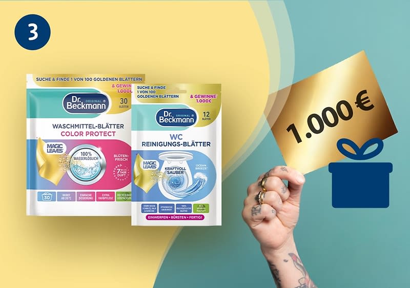 Zwei Dr. Beckmann Reinigungstuch-Packungen nebeneinander: links „Waschmittel-Blätter Color Protect“ in weißer und pinker Verpackung, rechts „WC Reinigungs-Blätter“ in weißer und blauer Verpackung; rechts daneben Hand mit Ringen hält goldenes Los mit Aufdruck „1.000 €“ und blaues Geschenk-Symbol