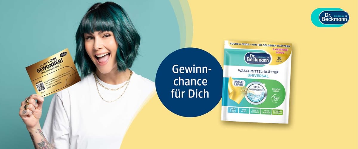 Frau mit grünem Bobhaar und weißem T‑Shirt hält links eine goldene Gewinnkarte, rechts daneben Verpackung von Dr. Beckmann Waschmittel‑Blättern „Universal“ mit Aufschrift „Gewinnchance für Dich“ im blauen Kreis