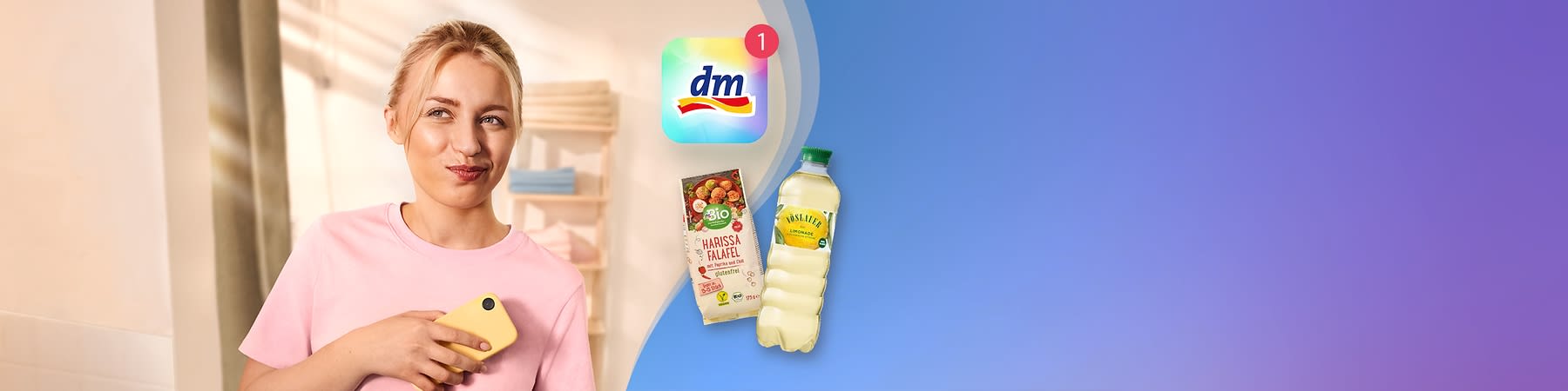 Junge Frau in rosa T‑Shirt hält ein gelbes Smartphone, rechts neben ihr das dm‑App‑Symbol mit rotem Benachrichtigungskreis sowie zwei Produkte: eine Packung „Bio Harissa Falafel“ und eine PET‑Flasche „Vöslauer Lemonade“. Bild mithilfe von KI erstellt