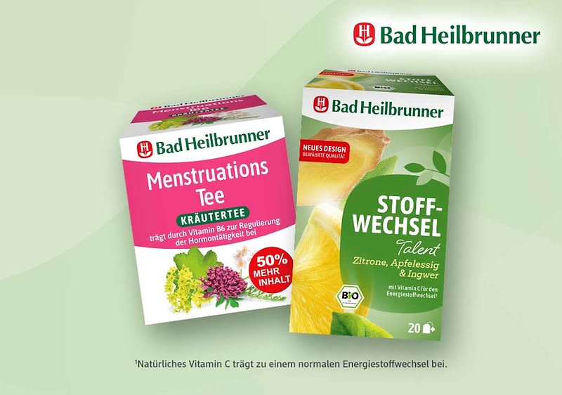 Zwei Bad Heilbrunner Teepackungen nebeneinander: links rosa-weißes Kästchen mit Aufschrift „Menstruations Tee Kräutertee“ und Hinweis „50% mehr Inhalt“, rechts grünes Kästchen mit Aufschrift „Stoffwechsel-Talent Zitrone, Apfelessig & Ingwer“ sowie Bio-Symbol und Stückzahlangabe „20“. Bild mithilfe von KI erstellt