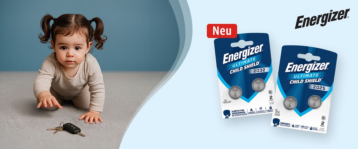 Kleines Kind krabbelt nach Autoschlüssel auf Boden; rechts zwei bläuliche Packungen Energizer Ultimate Child Shield Knopfzellen (Modelle 2032 und 2025) mit rotem „Neu“-Label und Energizer-Logo
