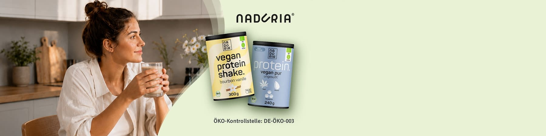 Frau hält ein Glas Getränk, daneben zwei Dosen Nadoria Vegan-Protein: links gelbe Dose „vegan protein shake bourbon vanille 300 g“, rechts blaue Dose „protein vegan pur ungesüßt 240 g“, darunter Text „ÖKO-Kontrollstelle: DE-ÖKO-003“. Bild mithilfe von KI erstellt