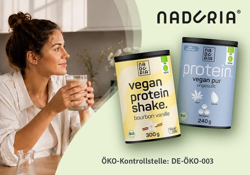 Frau hält ein Glas Getränk, daneben zwei Dosen Nadoria Vegan-Protein: links gelbe Dose „vegan protein shake bourbon vanille 300 g“, rechts blaue Dose „protein vegan pur ungesüßt 240 g“, darunter Text „ÖKO-Kontrollstelle: DE-ÖKO-003“. Bild mithilfe von KI erstellt