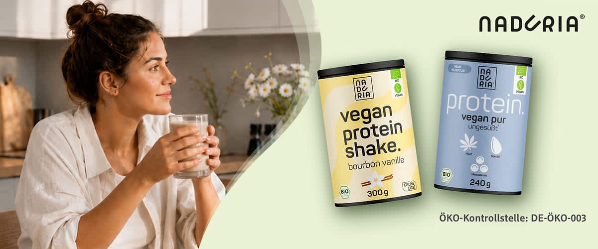 Frau hält ein Glas Getränk, daneben zwei Dosen Nadoria Vegan-Protein: links gelbe Dose „vegan protein shake bourbon vanille 300 g“, rechts blaue Dose „protein vegan pur ungesüßt 240 g“, darunter Text „ÖKO-Kontrollstelle: DE-ÖKO-003“. Bild mithilfe von KI erstellt