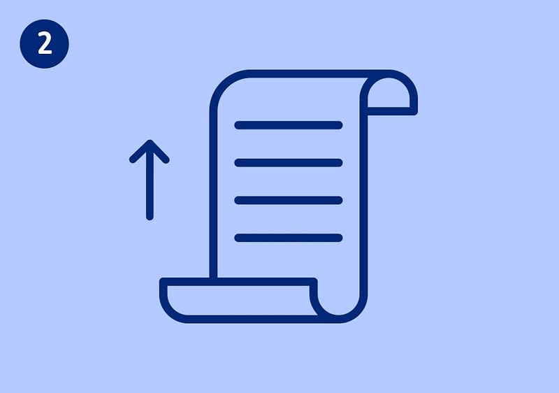 Blaues Icon einer hochgerollten Schriftrolle mit vier Linien als Text und einem nach oben zeigenden Pfeil links davon