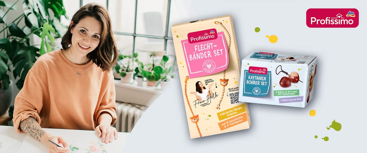 Frau sitzt am Tisch und zeichnet Blumenmotive, rechts zwei Profissimo Bastelsets zu sehen: ein gelb-pinkes „Flechtbänder Set“ und ein weiß-blaues „Kastanien Bohrer Set“, oben rechts Profissimo-Logo