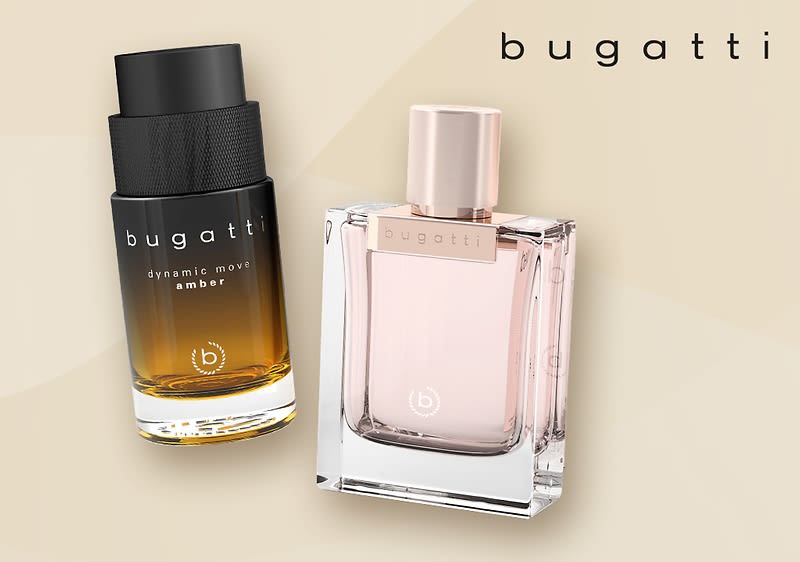 zwei Parfümflaschen der Marke Bugatti: links ein runder, dunkler Glasflakon mit schwarzem Etikett und Aufschrift „bugatti dynamic move amber“, rechts ein rechteckiger klarer Glasflakon mit rosa Flüssigkeit und goldfarbenem Verschluss, oben rechts das Bugatti-Logo