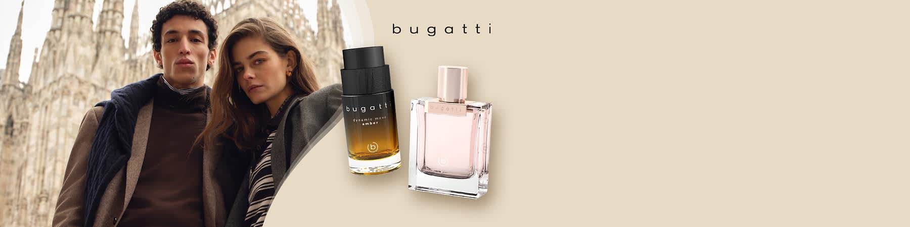 zwei Parfümflaschen der Marke Bugatti: links ein runder, dunkler Glasflakon mit schwarzem Etikett und Aufschrift „bugatti dynamic move amber“, rechts ein rechteckiger klarer Glasflakon mit rosa Flüssigkeit und goldfarbenem Verschluss, oben rechts das Bugatti-Logo