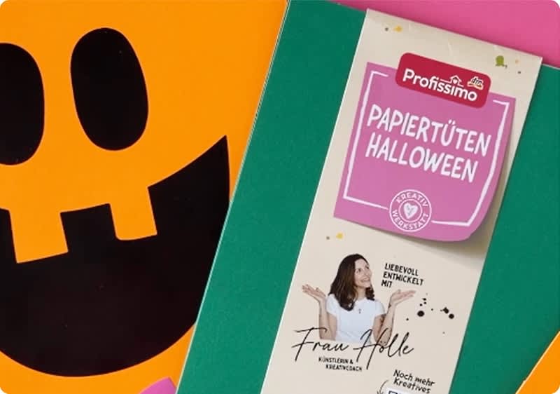 Packung grüner Papiertüten der Marke Profissimo mit Aufschrift „Papiertüten Halloween“ und Foto einer Frau auf weißem Etikett vor orange-schwarzem Kürbis-Motiv