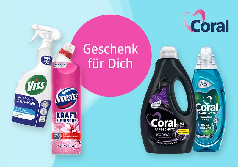 Vier Reinigungsprodukte vor hellblauem Hintergrund: links eine weiße Sprühflasche Viss Bad + Dusche Anti-Kalk, daneben eine pinke Domestos Flasche Kraft & Frische Floral Fresh, rechts daneben eine schwarze Coral Flüssigwaschmittel-Flasche Farbschutz Schwarz und ganz rechts eine blaue Coral Magic Wash Flasche; in der Bildmitte ein pinker Kreis mit weißer Schrift „Geschenk für Dich“ und oben rechts das Coral-Logo