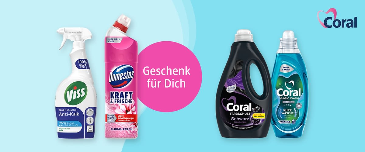 Vier Reinigungsprodukte vor hellblauem Hintergrund: links eine weiße Sprühflasche Viss Bad + Dusche Anti-Kalk, daneben eine pinke Domestos Flasche Kraft & Frische Floral Fresh, rechts daneben eine schwarze Coral Flüssigwaschmittel-Flasche Farbschutz Schwarz und ganz rechts eine blaue Coral Magic Wash Flasche; in der Bildmitte ein pinker Kreis mit weißer Schrift „Geschenk für Dich“ und oben rechts das Coral-Logo