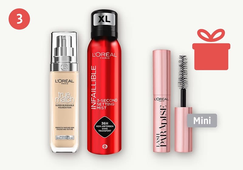 Drei L'OrĂ©al-Produkte nebeneinander: links eine Glasflasche Foundation âtrue matchâ, Mitte eine rote Spraydose âInfallible 3-Second Setting Mist XLâ, rechts eine rosafarbene Mascara âLash Paradiseâ mit geöffnetem BĂŒrstenkopf und lila Label âMiniâ und rotes Geschenk-Symbol oben rechts