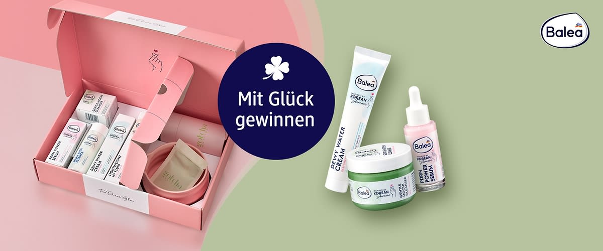 rosa Geschenkbox geöffnet mit mehreren Balea-Produktverpackungen, einem kleinen Becher und einzelnen Pads, rechts ein dunkelblauer Kreis mit weißer Kleeblattgrafik und dem Text „Mit Glück gewinnen“, oben rechts das Balea-Logo