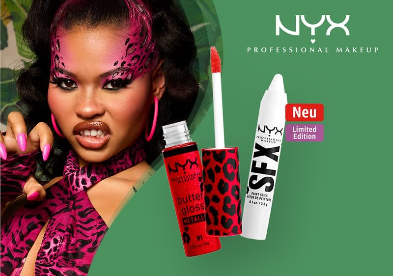 Frau mit auffälligem pink-schwarzem Animal-Print-Make-up und pinkem Outfit links, daneben zwei NYX-Produktverpackungen: ein roter Butter Gloss Metallic-Lipgloss mit Applikator und ein weißer NYX SFX Paint Stix mit rotem Sticker „Neu und lila Sticker „Limited Edition“, grüner Hintergrund und NYX-Logo oben rechts