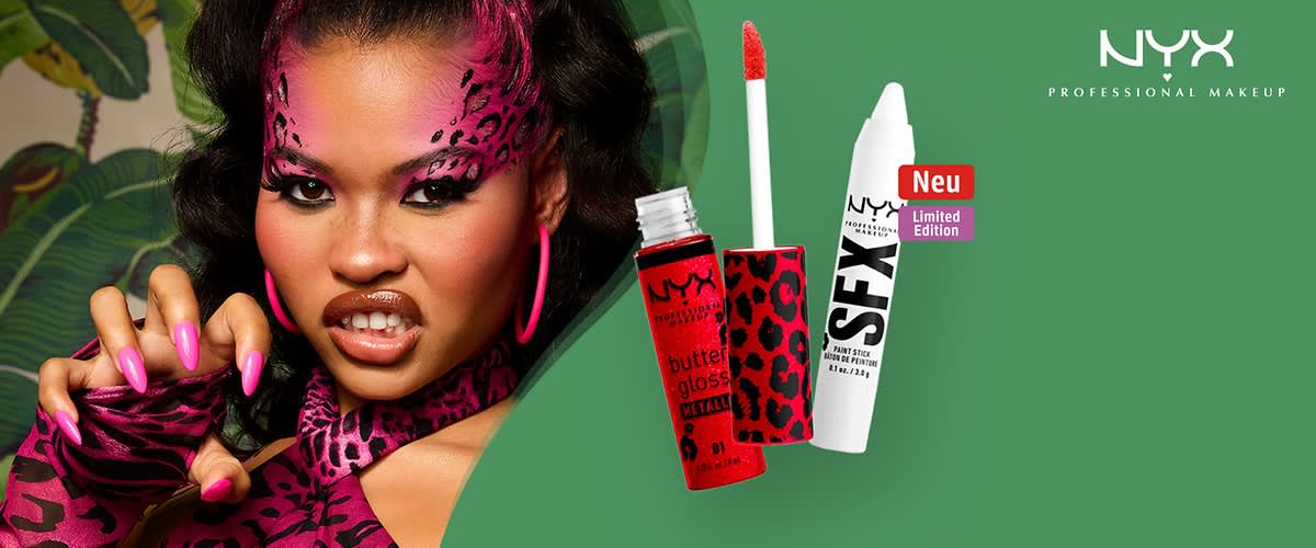 Frau mit auffälligem pink-schwarzem Animal-Print-Make-up und pinkem Outfit links, daneben zwei NYX-Produktverpackungen: ein roter Butter Gloss Metallic-Lipgloss mit Applikator und ein weißer NYX SFX Paint Stix mit rotem Sticker „Neu und lila Sticker „Limited Edition“, grüner Hintergrund und NYX-Logo oben rechts