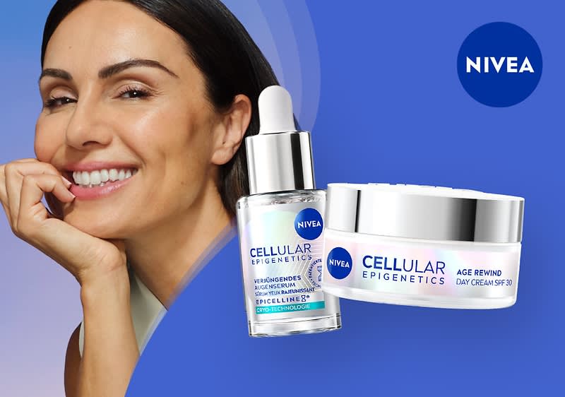 Porträt einer lächelnden Frau links und rechts zwei NIVEA-Produktverpackungen der Serie „Cellular Epigenetics“: ein Serum mit Pipette und eine Tagescreme „Age Rewind Day Cream SPF 30“, NIVEA-Logo oben rechts