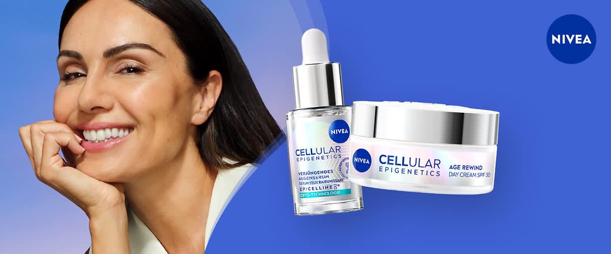 Porträt einer lächelnden Frau links und rechts zwei NIVEA-Produktverpackungen der Serie „Cellular Epigenetics“: ein Serum mit Pipette und eine Tagescreme „Age Rewind Day Cream SPF 30“, NIVEA-Logo oben rechts