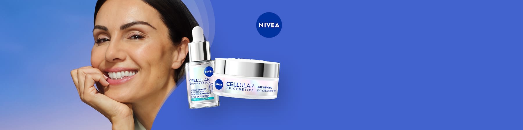 Frau mit dunklen Haaren lächelt, daneben zwei NIVEA-Produktverpackungen: ein Glasflakon mit Pipette und die Dose „CELLULAR EPIGENETICS AGE REWIND DAY CREAM SPF 30“, blau-lila Hintergrund und NIVEA-Logo oben rechts