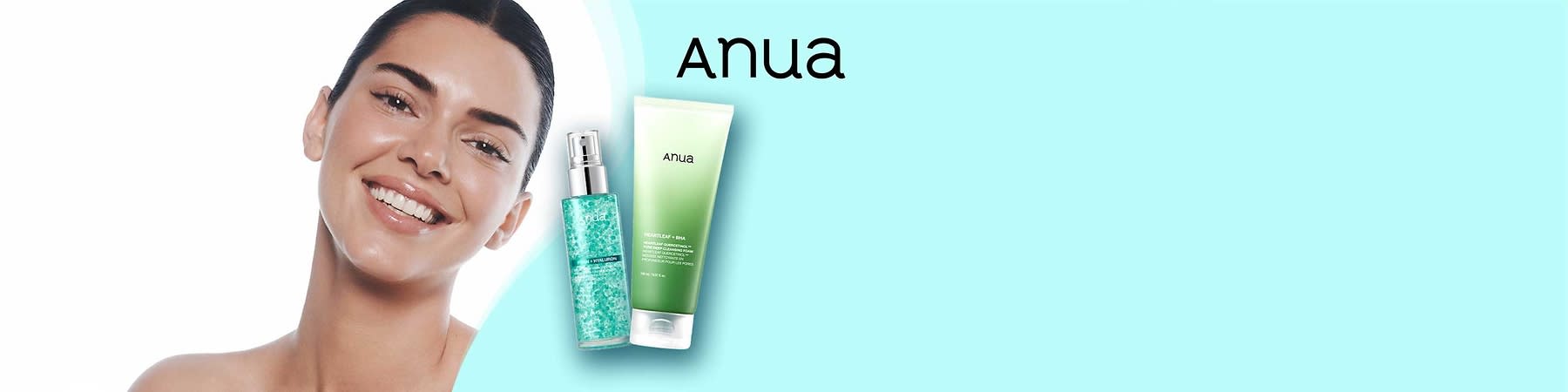 Porträt einer lächelnden Frau links neben zwei grünen Anua-Gesichtspflegeprodukten: ein Pumpflakon mit klarem Gel und grünen Partikeln sowie eine grüne Tube mit der Aufschrift „Anua“ auf hellblauem Hintergrund