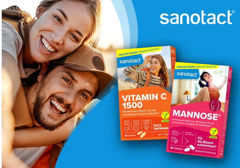 Junges lächelndes Paar in Nahaufnahme links, rechts zwei Produktpackungen von sanotact: links orangefarbene Schachtel „VITAMIN C 1500“, rechts pinke Schachtel „MANNOSÉ+“ auf blauem Hintergrund