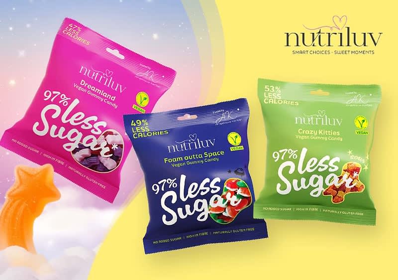 Drei farbige Tüten vegane Gummibonbons der Marke „nutriluv“ mit großer Aufschrift „97% less Sugar“; links pinke Tüte „Dreamland“, Mitte blaue Tüte „Foam outta Space“, rechts grüne Tüte „Crazy Kitties“ mit Kalorienangaben und kleinen Produktabbildungen